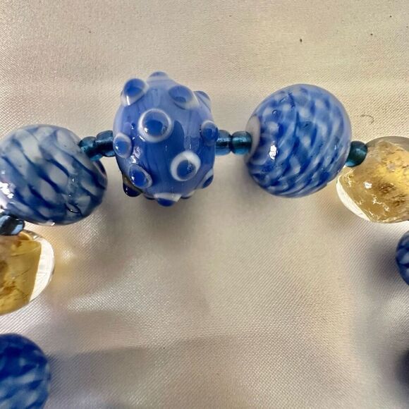 Blue beaded stretchy bracelet - Picture 5 of 8